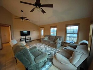 TV, books - Cabin with private pond. A peaceful escape (Deer Lodge)