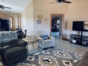 TV, books - Cabin with private pond. A peaceful escape (Deer Lodge)