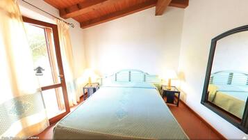 Skrivbord, strykjÀrn/strykbrÀda, gratis wi-fi och sÀngklÀder