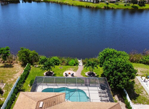 Remodeled Lakefront Pool Home, Privacy, screened Lanai, Bicycles, close to Beach