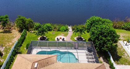 Remodeled Lakefront Pool Home, Privacy, screened Lanai, Bicycles, close to Beach