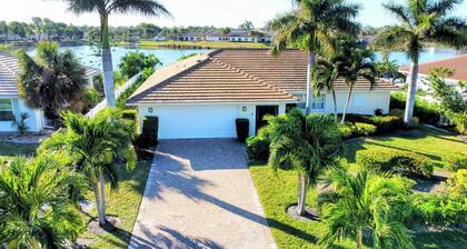 Remodeled Lakefront Pool Home, Privacy, screened Lanai, Bicycles, close to Beach