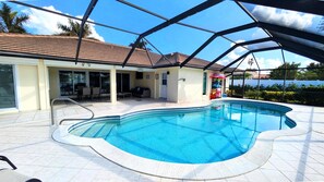 Piscina all'aperto, una piscina riscaldata