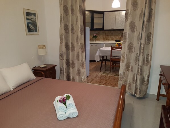 1 habitación, tabla de planchar con plancha, wifi gratis y ropa de cama 