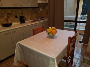 Frigorifero, bollitore elettrico, pentole/stoviglie/utensili