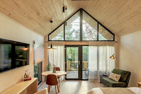 Smart TV. One-Bedroom Barnhouse Cabin in Dealu Mare