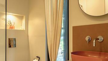 Douche, serviettes fournies, savon