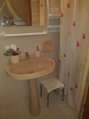 Haartrockner, Handtücher, Toilettenpapier