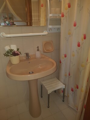 Hair dryer, towels, toilet paper - Georgia Old Town Apartments - Double Room (N.5), Georgia Old Town Apartments Rhodes (Ρόδος,)