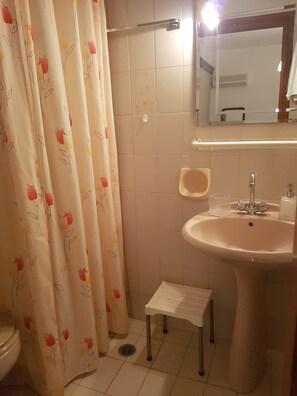 Hair dryer, towels, toilet paper - Georgia Old Town Apartments - Triple Room (N.7), Georgia Old Town Apartments Rhodes (Ρόδος,)