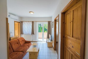 Standard Apartment, Balcony, Courtyard View | Free WiFi - Sommer Pension (Balatonfoldvar)