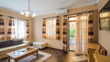 Family Suite, Lanai, Garden View | Living area