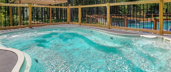 Una piscina al aire libre, una piscina climatizada