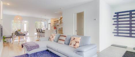 Smart TV, fireplace, stereo