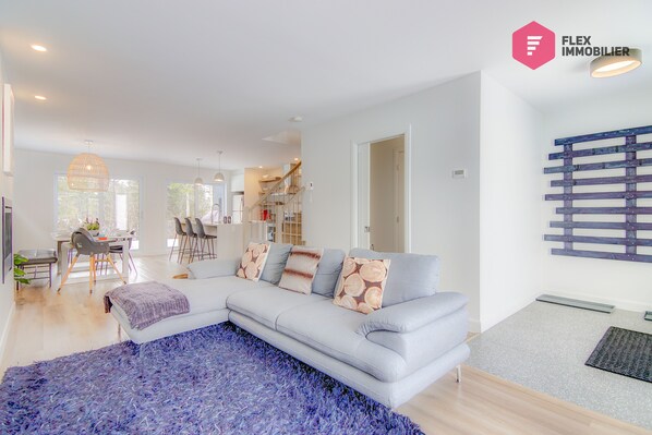 Smart TV, caminetto, impianto stereo