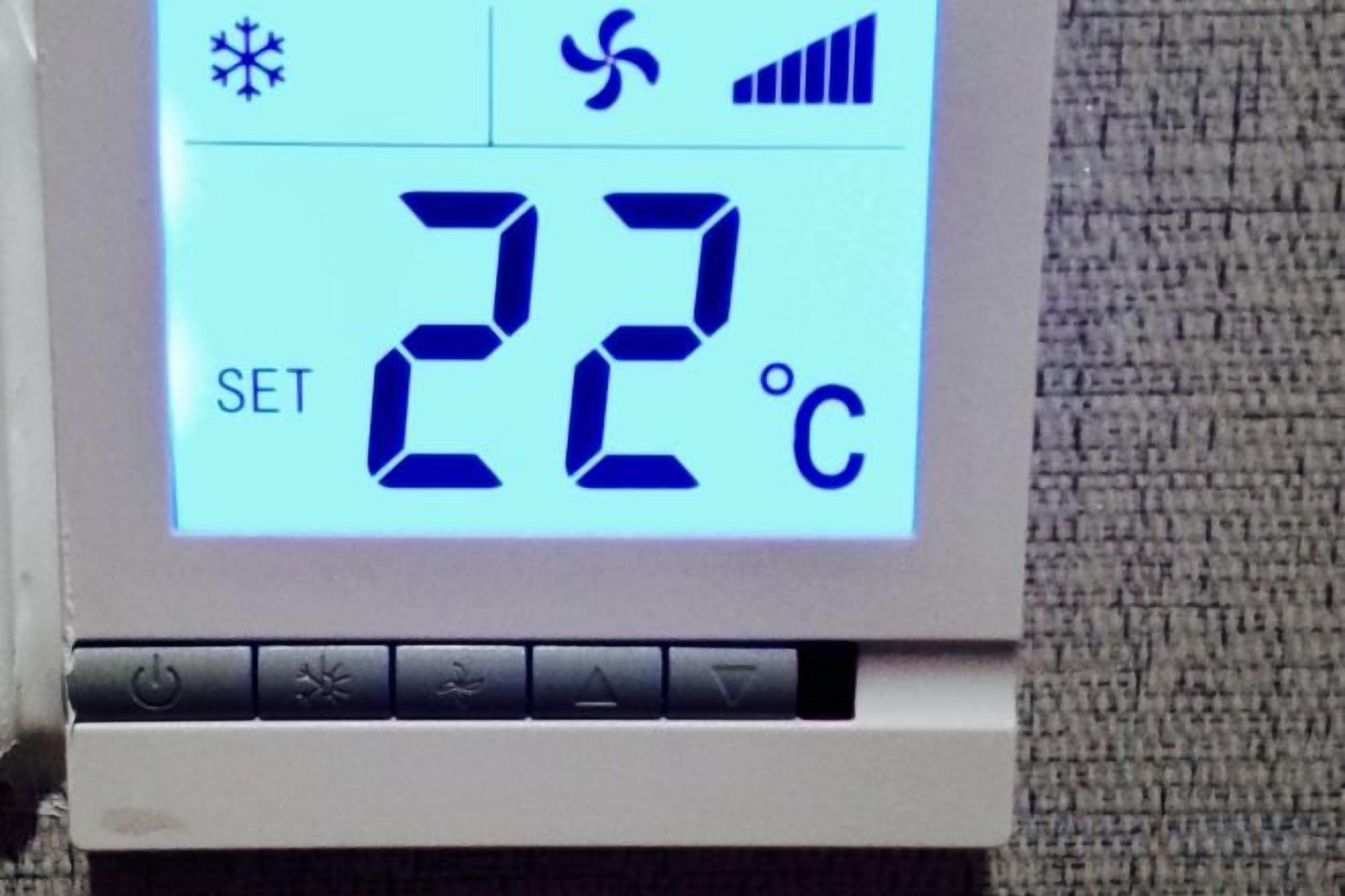 A digital display with the temperature set to 22 degrees Celsius.
