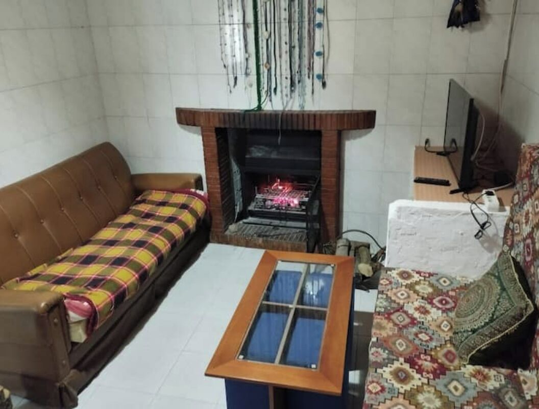 Een televisie, een open haard en boeken