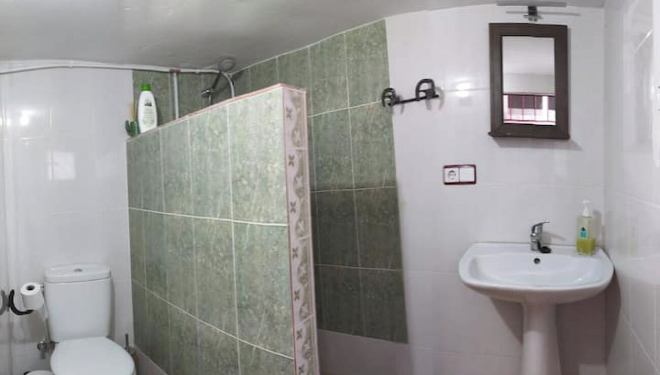 Een douche, een haardroger, een bidet, handdoeken