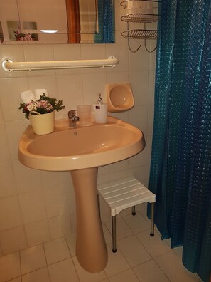 Hair dryer, towels, toilet paper - Georgia Old Town Apartments - Double Room (N.10), Georgia Old Town Apartments Rhodes (Ρόδος,)