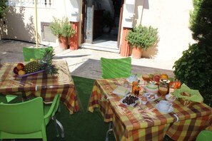 Outdoor dining - Georgia Old Town Apartments - Double Room (N.10), Georgia Old Town Apartments Rhodes (Ρόδος,)