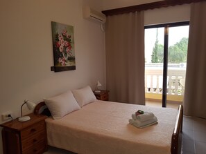 1 slaapkamer, een strijkplank/strijkijzer, gratis wifi, beddengoed