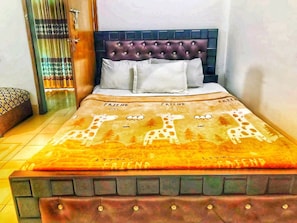 Habitación individual Deluxe, para fumadores, baño privado | Camas con pillow-top, espacio para trabajar con laptop y wifi gratis