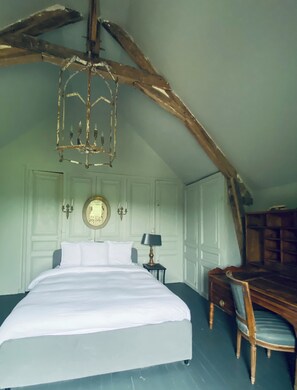 2 slaapkamers, een bureau, een strijkplank/strijkijzer, wifi