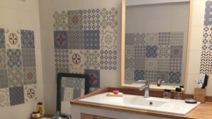 A bathroom with a sink, mirror, toilet, and washing machine. - Apartment @typique (Vieux Port) (La Ciotat)