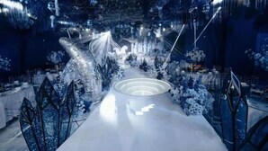 Ein futurierendes, eisiges Interieur mit einer zentralen Laufbahn, reflektierenden Oberflächen und stimmungsvoller Beleuchtung.