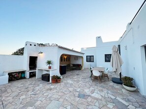 Outdoor dining - Large Open Plan 3 Bedroom Family Villa with Private Pool (Praia Da Luz)