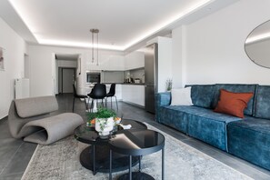 Standard Apartment | Ruang tamu | 43 inci sebuah televisyen pintar dengan digital, TV, Netflix