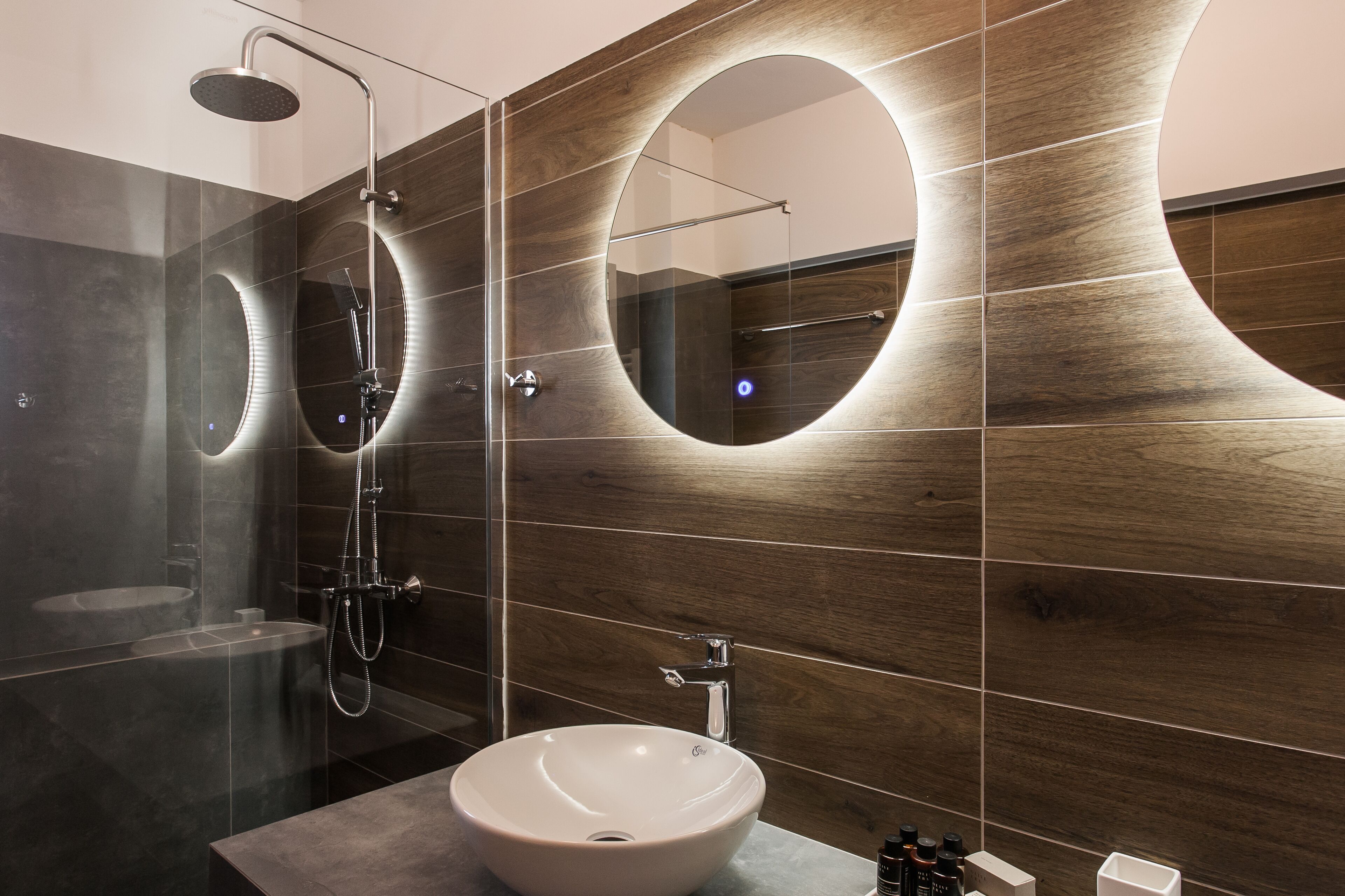 Departamento estándar | Baño | Tina con regadera, amenidades de baño gratuitas, secadora de cabello 