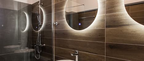 Departamento estándar | Baño | Tina con regadera, amenidades de baño gratuitas, secadora de cabello
