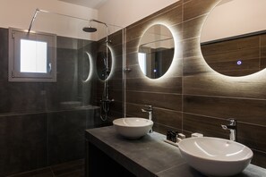 Standard Apartment | Bathroom | Combined shower/tub, free toiletries, hair dryer, towels