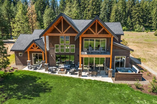 Luxurious Modern Mountain Estate! Hot Tub | Gas Fire Pit | Game Room & more!
