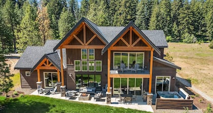 Luxurious Modern Mountain Estate! Hot Tub | Gas Fire Pit | Game Room & more!