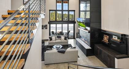 Luxurious Modern Mountain Estate! Hot Tub | Gas Fire Pit | Game Room & more!