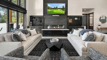 Älytelevisio, takka, pöytäjalkapallopöytä, pöytätennispöytä