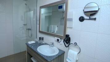 Eenvoudige Twin kamer | Badkamer | Gratis toiletartikelen, een haardroger, badjassen, pantoffels