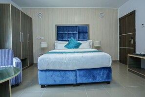 Deluxe Single Room | In-room safe, desk, iron/ironing board, free WiFi - Riviera Suites (Lagos)