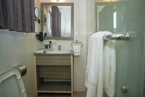 Standard Single Room | Bathroom | Free toiletries, hair dryer, bathrobes, slippers - Riviera Suites (Lagos)