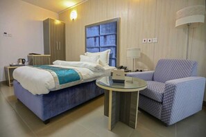 Quarto solteiro standard | Cofres nos quartos, escrivaninha, ferros/tábuas de passar roupa