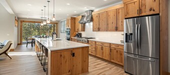 Luxurious Mountain Estate! Hot Tub | WiFi | Game Room and more!