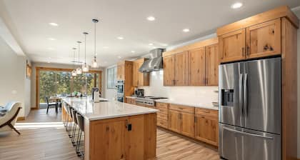 Luxurious Mountain Estate! Hot Tub | WiFi | Game Room and more!