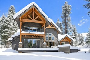 Exterior - Luxurious Mountain Estate! Hot Tub | WiFi | Game Room and more! (Cle Elum)