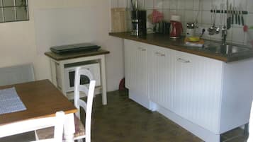 Kühlschrank, Mikrowelle, Herdplatte, Geschirrspüler