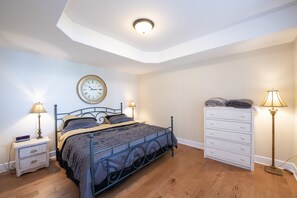 1 bedroom, bed sheets - Very spacious and elegant, neat, executive apartment c/w hot tub and pool table. (NORTH KAWARTHA)