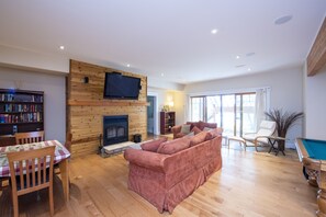 TV, DVD player, stereo - Very spacious and elegant, neat, executive apartment c/w hot tub and pool table. (NORTH KAWARTHA)