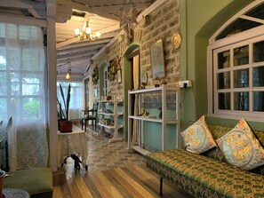 Een smart-tv, een open haard en boeken