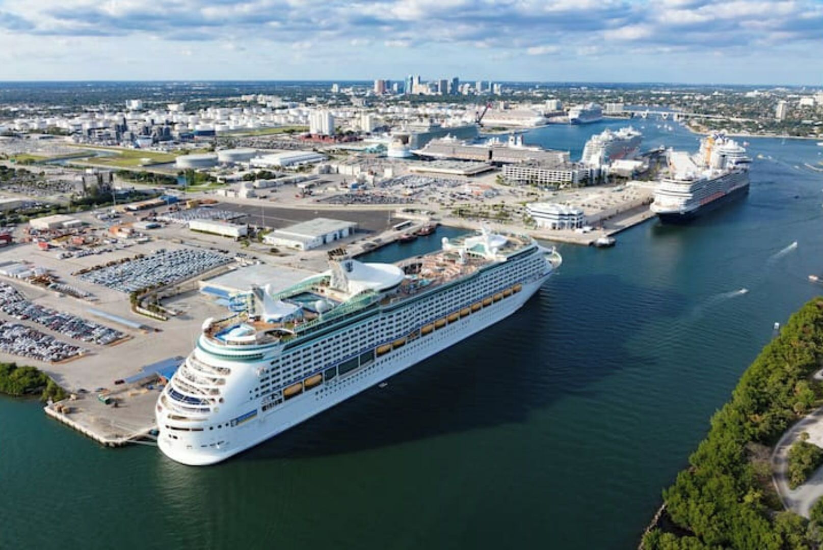 Un grand navire de croisière était amarré dans un port, avec une vue sur la ville en arrière-plan.
